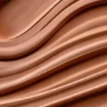 Una obra con suaves contornos de arcilla resalta la naturalidad y la serenidad