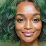 Mujer vibrante con cabello opaco y cuidado delicado