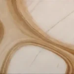 Superficie de mármol pulido con reflejos sutiles y texturas ricas que invitan a apreciar su belleza