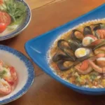 Una mesa colorida y acogedora llena de mariscos