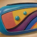 Colores vibrantes y formas únicas se destacan en un fondo sutil con texturas y sombras que añaden profundidad