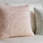 Pillows suaves y esponjosos en un fondo luminoso evocan frescura y tranquilidad