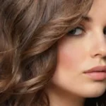 Un cabello soñador y dinámico se representa con suaves líneas