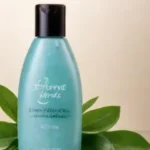 Botella de champú azul con textura suave