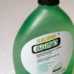 Fondo blanco brillante con sombras sutiles que destacan frascos químicos y etiquetas de precaución