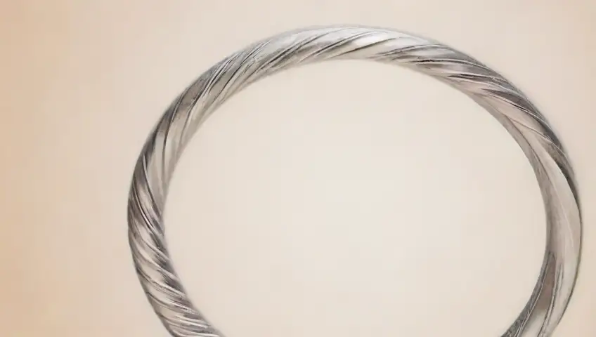 La ilustración combina líneas curvas y sombras suaves para resaltar la elegancia y detalle de un piercing en el oído