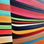 Diseño dinámico y colorido con contrastes y texturas que invitan a la exploración