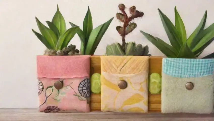 Una composición vibrante y acogedora que mezcla texturas recicladas y elementos naturales en un equilibrio visual creativo