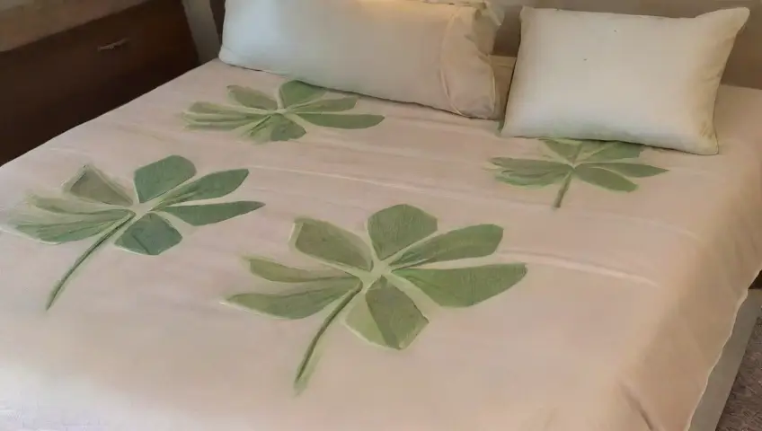 Colchón arrugado y suave con tonos cálidos y un patrón floral vibrante en una composición artística y acogedora